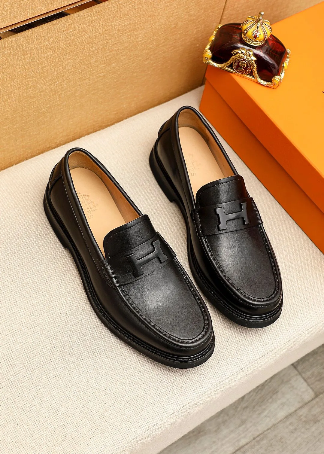 Men's shoes 💰442 💐 Product trademark: HERMES "Hermès" fashionable casual leather shoes Regular size: 38-44 (45🉑️customized) Product materials: Selected imported first-layer calfskin upper + classic hardware buckle, imported cowhide leather lining. Strong three-dimensional visual effect, original outsole color: 2 colors available